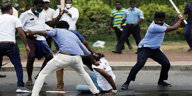 පාසල් නොඑන එක ගැන සිසුවකුට අවවාද කරපු නියෝජ්‍ය විදුහල්පතිට සිසුවාගේ ඥාතීන් පොලුවලින් ගහලා! Sri Lanka Latest News