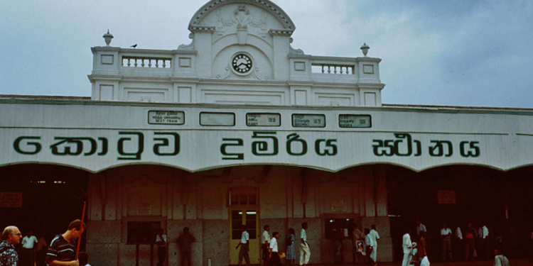 කොළඹ කොටුව දුම්රිය ස්ථානයේදී දුම්රිය නියාමකවරයෙක් සහ පාලම් පරීක්ෂකවරයෙක් අතර ගැටුමක්! Sri Lanka Latest News