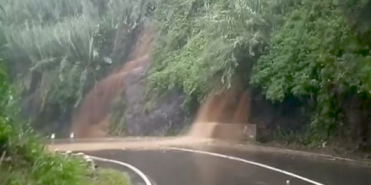 හක්ගලට මහ වැස්සක්! කඳු සේදී යයි! VIDEO I Sri Lanka Latest News