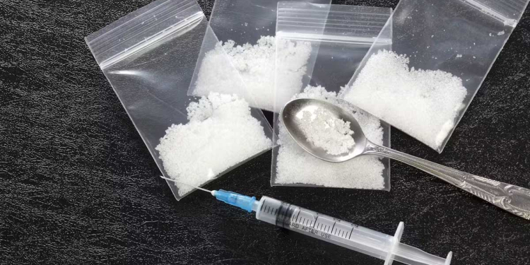මන්නාරමේ රෝහල් දෙකක සේවකයන් දෙන්නෙක් මත්ද්රව්ය ජාවාරමක් ජයටම කරගෙන ගිහින්! Sri Lanka Latest News