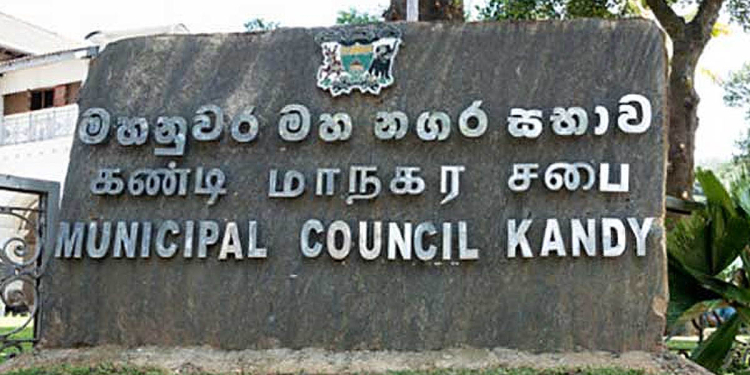 මහනුවර මහ නගර සභාව ඇතුළේ මහා වංචාවක්! කඩ කාමරවලට ව්‍යාජ ලේඛන හදලා ලක්ෂ 82ක් යටිමඩි ගහලා! කළමනාකරණ සහකාරියගේ වැඩ තහනම්! Sri Lanka Latest News
