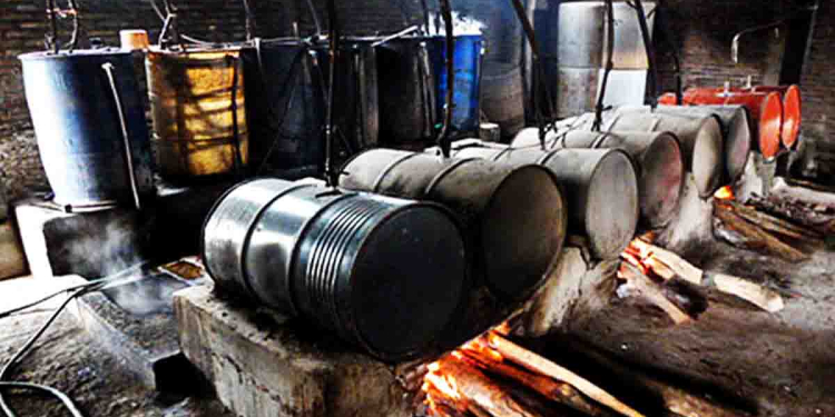 අපේ එවුන්ටත් එහා ගිහින් චීන්නුත් දැන් කසිප්පු පෙරන්නත් පටන් අරන්! ඔබේසේකරපුරේදී දෙන්නෙක් බඩුත් එක්කම අල්ලන් යයි! I Sri Lanka Latest News
