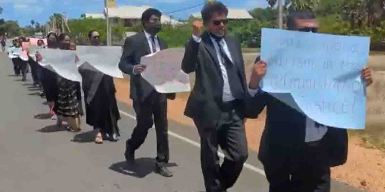 මුලතිව් විනිසුරුට සාධාරණය ඉල්ලා මුලතිව් නීතීඥවරු වැඩ නවත්වා මහපාරට එයි! VIDEO I Sri Lanka Latest News