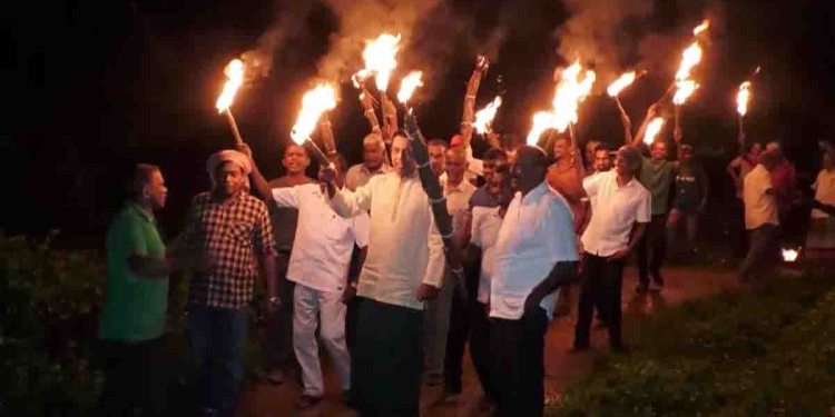 3 වැනි පාරටත් කරන්ට් බිල වැඩි කළාට එරෙහිව සජබය මහ රෑ රට වටේම පන්දම් පෙළපාලියේ! මේ උඩුගම-හබරාදූව-අක්මීමන-නුවරඑළිය-ජාඇල විරෝධතා තිබ්බ විදිහ! VIDEOS & PHOTOS I Sri Lanka Latest News