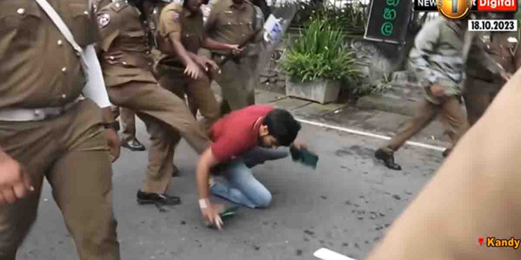 රටේ ප්රශ්න කතා කරන්න පාරට බැස්ස පේරාදෙණි සිසුන්ට පොලිසියෙන් පන්න පන්නා බැටන් පොලුවලින්-කඳුළු ගෑස්වලින් ගහපු වීඩියෝව එළියට එයි! කොහොමද ගැහිල්ල? සිසුන් 8ක් රෝහලේ! VIDEO I Sri Lanka Latest News