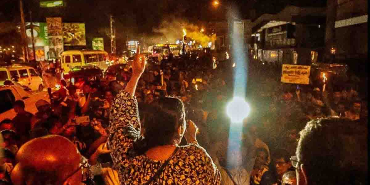 ලයිට් බිලට එරෙහිව ‘පන්දම් විරෝධතා’ ඊයෙ රෑත් රට හැමතැනම! VIDEO I Sri Lanka Latest News
