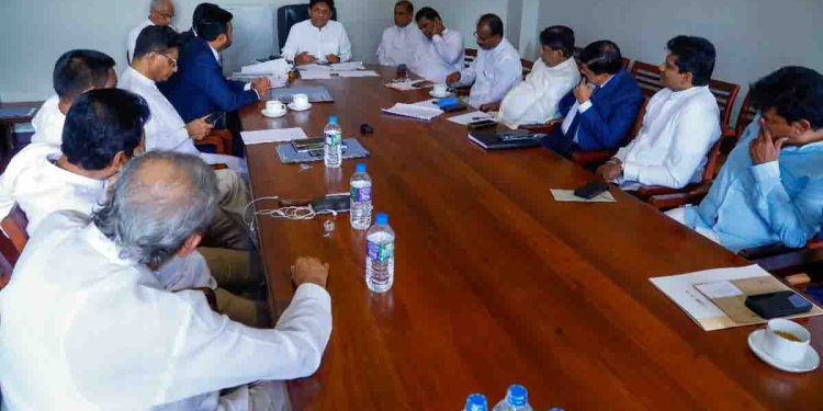 සෞඛ්යයේ ගහපු මහා ගැහිලි හොයන්න සජිත්ගේ ප්රධානත්වයෙන් විපක්ෂ මන්ත්රීවරුන්ගේ කමිටුවක්! සාකච්ඡාවට වාසු-චරිත-දුමින්ද-ඩිලාන්-ගම්මන්පිලත් ඇවිත්! VIDEO & PHOTOS I Sri Lanka Latest News