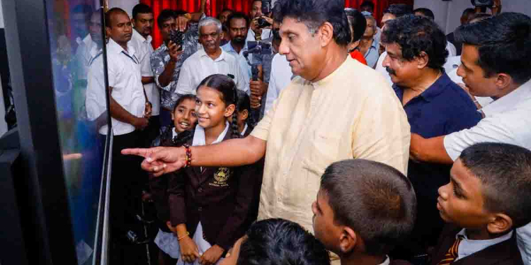 එක එක නායකයෝ ඩිජිටල් විප්ලව ගැන කතා පවත්ව පවත්ව ඉන්න කොට විපක්ෂ නායක 36 වැනි සුහුරු පන්ති කාමරයත් පාසල් දරුවන්ට පරිත්‍යාග කරයි! VIDEO & PHOTOS I Sri Lanka Latest News