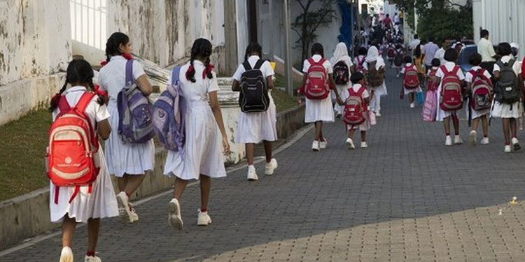 පාසල් දරුවන්ගෙන් 15%කගේ ඇස් පෙනීම දුර්වලයි! මේ ලක්ෂණ තියෙනවා නම් අක්ෂි සායනයකට යොමුවීම අනිවාර්යයි! Sri Lanka Latest News