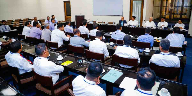 ප්රශ්නත් අරගෙන වෘත්තීය සමිති එකමුතුව විපක්ෂ නායක කමිටුව හමුවට පැමිණෙයි! ආණ්ඩුව වෘත්තීය සමිති මුලාවේ දමපු විදිහ විපක්ෂනායක පෙන්වා දෙයි! සිය ආණ්ඩුවක් යටතේ IMF ගිවිසුම හැමෝටම වාසි වෙන විදිහට වෙනස් කරන බව නැවතත් කියයි! VIDEO & PHOTOS I Sri Lanka Latest News