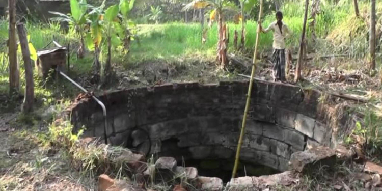 වගා ළිඳකට වැටී අවුරුදු දෙකහමාරක දැරියක් මියයයි! දැරිය බේරගන්න මවත් ළිඳට පැනලා! Sri Lanka Latest News