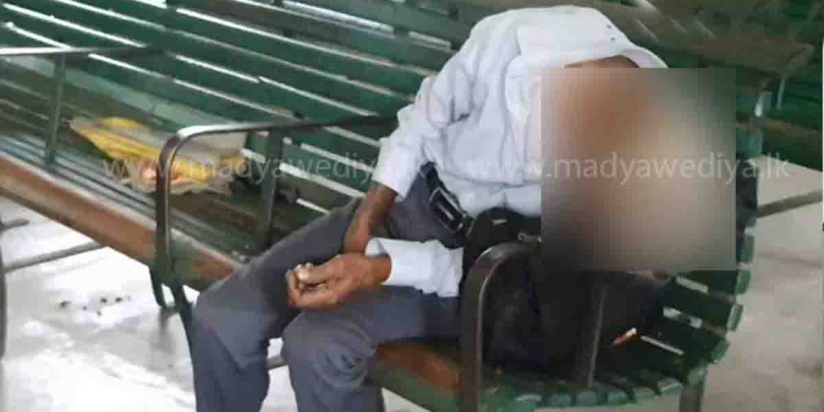 මේ හැටන් ස්ටේෂන් එකේ කෝච්චියක් එනකන් හිටපු මගියෙක් පුටුව උඩම මැරිලා හිටපු හැටි! I Sri Lanka Latest News