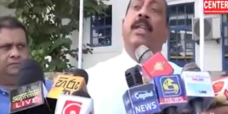 ඇමැති රොෂාන් රටට බොරු කිව්වා! විගණන වාර්තාවේ තියෙනවා කියන හොරකම් පෙන්නන්න! කෝප් කමිටුවේ අපි වැරදිකාරයෝ වුණා කිව්වා! අපි නිහඬව හිටියා! දැන් අපි ඒ වාර්තාව එළියට දානවා! පුළුවන්නම් බලලා කියන්න අපි මොනවද කරපු හොරකම් කියලා! ඇතුළට ගිය ක්රිකට් පාලක මණ්ඩලයෙන් ප්රසිද්ධ ප්රකාශයක්! VIDEO I Sri Lanka Latest News