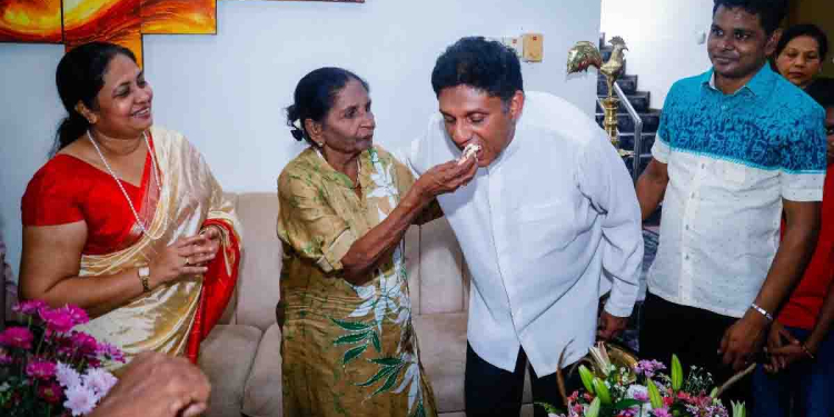 ආණ්ඩුවේ එකෙක්ටවත් මතක නෑ! මහ ලොකු කයිවාරු ගහන කලාකාරයන්ටත් මතක නෑ! හෙළයේ මහා ගීත කෝකිලාවිය ලතා වල්පොළ මැතිනියගේ 89 වැනි ජන්ම දිනය ඊයේ! ඒත් එක මිනිහෙක්ට මේ ශ්‍රේෂ්ඨ කලාකාරිය අමතක වුණේ නෑ! ගෙදරටම ගියා..! සුබ පැතුවා..! එතුමිය එක්ක සිංදුවක් කියලා මේ ශ්‍රේෂ්ඨ කලාකාරිය සතුටු කළා! VIDEO & PHOTOS I Sri Lanka Latest News