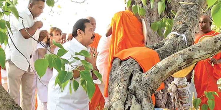 විපක්ෂයෙන් ඇහුවා මහින්ද මහත්තයා බෞද්ධයන්ට මොකද කළේ කියලා! දුටුගැමුණු රජතුමා රුවන්වැලිසෑය හැදුවා මහින්ද මහත්තයා සඳහිරු සෑය හැදුවා! සෝමවතියට-සේරුවාවිලට-ලංකාපටුනට-නාගදීපයට-මඩු පල්ලියට යන්න පාර හදලා දුන්නේ මහින්ද මහත්තයා! මෙන්න වීරසිංහ මන්ත්‍රීතුමා ලයිස්තුව කියනවා! VIDEO I Sri Lanka Latest News