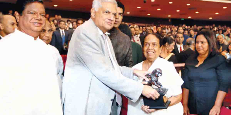ජනාධිපති සිනමා සම්මාන උළෙලේදී වේදිකාවෙන් බැස නන්දා මාලිනිය ළඟටම සම්මානය අරන් ගිය ජනපති අත්පුඩි ගසමින් ‘දොයි දොයි දොයි දොයිය බබා..’ කියයි! VIDEO I Sri Lanka Latest News