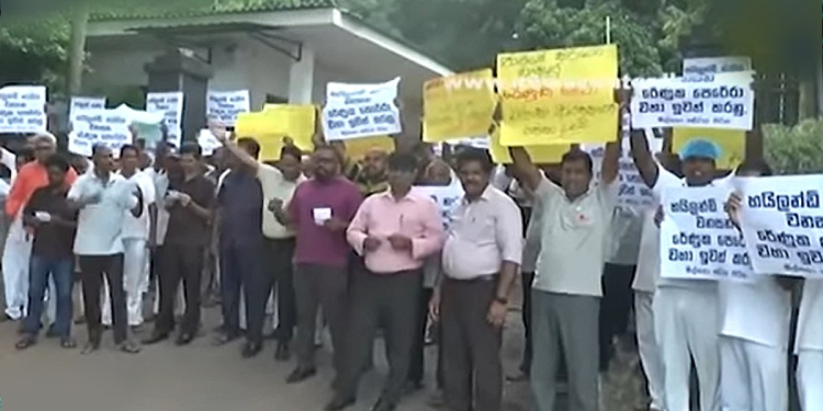 මිල්කෝ සභාපති පොහොට්ටුවේ ලොක්කෙක්! එයාව පන්නන්න පක්ෂ භේද නැතුව ඔක්කොම සේවකයෝ පාරට බහී! VIDEO I Sri Lanka Latest News