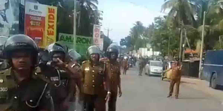 අධිකරණ නියෝග නොතකා ලයිට් බිලට එරෙහිව හිමිවරු පෙරටු කොටගෙන දිවුලපිටියේ සිට කංචනගේ අමාත්‍යංශයට එන පාගමන පටන් ගනී! හැම නගරයකම පොලිස් පොකුරු! කොළඹට එන්න පුලුවන් වෙයිද? I Sri Lanka Latest News