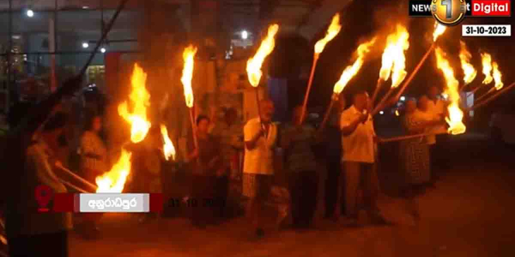 ‘මුන් සේරම වැඩි කෙරුවා! මෙහෙම මිනිස්සුන්ට දුක් දීලා IMF සල්ලි අරන් මොකටද?’ විදුලි බිලට එරෙහිව සජබයයි-ජාජබයයි එක්ක රට වටේම ජනතාව පන්දම් පත්තු කරගෙන ඊයේ රෑත් මහපාරේ! VIDEO I Sri Lanka Latest News