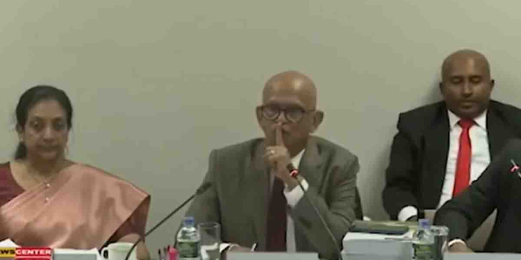 කෝප් කමිටුවේ මන්ත්‍රීවරුන්ගේ කටවල් වහපු – පාර්ලිමේන්තුවම ඇවිස්සුණු කෝප් කමිටු සභාපති‌ රංජිත් බණ්ඩාර ‘හෑන්ඩ් සිග්නල්’ එක දෙන වීඩියෝව ලීක් වෙයි!  VIDEO I Sri Lanka Latest News