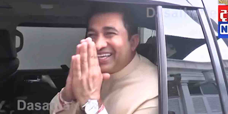 ආසියාවේ පාරාදීසය අද හොරුන්ගේ පාරාදීසයක් වෙලා! හොරු ‌දිනුවා! හොරු ගැන කතා කරන්න ගිහින් වෙච්ච දේ පේනවනේ! මම කාගෙවත් එහෙයියෙක් නෙමෙයි! ඉතින් මාව අස්කළා! මේ හොරකම් ඊළඟ ජනාධිපතිවරණයෙන් ඉවර කරනවා! ක්‍රිකට් හොරකම් ගැන කතා කරන්න ගිහින් ඇමැතිකම නැති කරගත්ත රොෂාන් අන්තිම පාරට අමාත්‍යංශයට ඇවිත් මාධ්‍යට කියපු කතාව! VIDEO I Sri Lanka Latest News