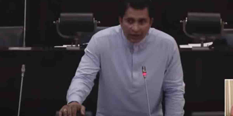 ලංකාවේ ක්‍රිකට් තහනම් කරන්න කියලා ක්‍රිකට් ආයතනය ICC එකට යවපු ලියුම් 3 ඇමැති රොෂාන් පාර්ලිමේන්තුවට අරන් එයි! මේ කියලා තියෙන ඔක්කොම බොරු! ICC එකත් නොමග යවලා! ක්‍රිකට් අර්බූදයෙන් අදත් පාර්ලිමේන්තුව උණුසුම්!  VIDEO I Sri Lanka Latest News