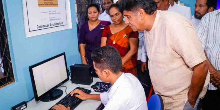 ගෝඨා-මහින්ද-බැසිල් ඇතුලු නඩය රට ‌බංකොලොත් කළා කියලා අපි පැවරූ නඩුවේදී ශ්‍රේෂ්ඨාධිකරණය ඓතිහාසික තීන්දුවක් දුන්නා! දැන් රට බංකොලොත් කළ අය පැහැදිලිවම ඔප්පු වෙලා! සක්වල නොනවතින රැල්ලෙන් අගලවත්තේ දරුවන්ට ස්මාර්ට් පන්තිකාමරයක් ලබා දෙමින් සජිත් පළමුවරට නඩු තීන්දුව ගැන කතා කරයි! VIDEO & PHOTOS I Sri Lanka Latest News