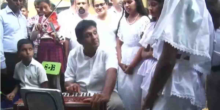 මාතලේ දරුවන්ට තෑගි දෙන්න ගිය විපක්ෂනායක දරුවොත් එක්ක ‘බාහුං සහස්ස’ කියයි! නිකම් නෙමෙයි සර්පිනාවත් වාදනය කරමින්….! VIDEO I Sri Lanka Latest News