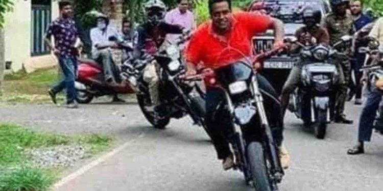 ඉතිහාසයේ පළමුවතාවට බලහත්කාරයෙන් විපක්ෂ නායකවරයකුගේ ලිපිගොනු පැහැරගෙන ගිය රාජ්ය ඇමැති සනත් නිශාන්තට පාර්ලිමේන්තු තහනම සති දෙකයි! VIDEO I Sri Lanka Latest News