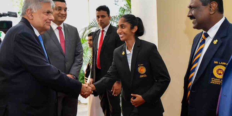 ගෝල්ඩ් මෙඩ්ල් එකක් දිනපු තරුෂි මහනුවර ජනාධිපති මන්දිරයේදී ජනපතිව හමුවෙයි! PHOTOS I Sri Lanka Latest News