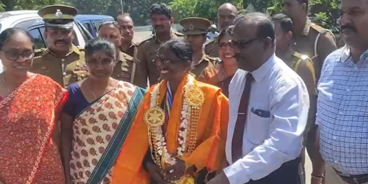 පිලිපීනයේදී හරිහරියට දුවලා ලංකාවට රන් පදක්කම් අරන් ආ යාපනයේ 72 හැවිරිදි අකිලාට යාපනයේදී උණුසුම් පිළිගැනීමක්! තෑගි පිට තෑගි! Sri Lanka Latest News