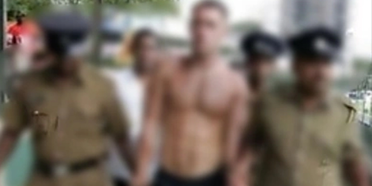 ඇඳුම් නැතුව ගෙවල්වලට රිංගා අමුතු හොරකමක් කළ පුද්ගලයකු අතුරුගිරියෙන් අල්ලයි! Sri Lanka Latest News