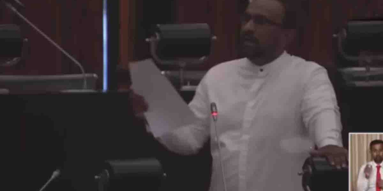 අපි දන්නෙ නෑ.. ඡන්දයක් නැති නිසා අපි ආවේ නෑ.. කියලා අනුර කිව්වේ පට්ට බොරුවක්! හවස 5.30ට ඡන්දයක් තියෙනවා කියලා දැන්වීම් පුවරුවේ තිබ්බ ලිපිය චමින්ද විජේසිරි පාර්ලිමේන්තුවට අරන් එයි! ලේකම්වරිය ඡන්දයක් දෙන්න කියද්දී කතානායක ඡන්දයක් නොදී හිටපු හැටිත් හෙළිකරයි! VIDEO I Sri Lanka Latest News