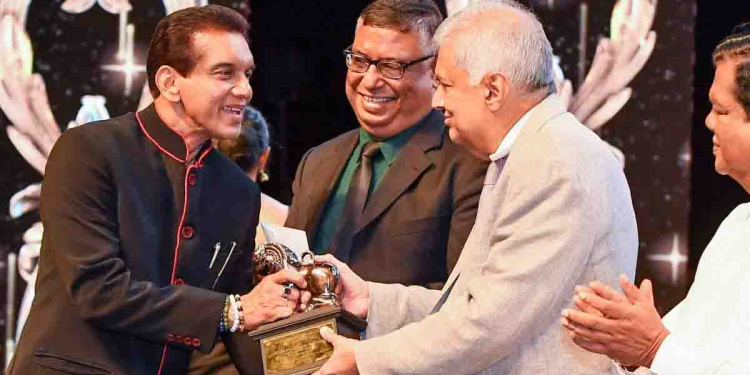 කාලෙකට පස්සේ ජනාධිපති සිංහල සිනමාවේ කලාකරුවෝ නළුනිළියෝ එක්ක ගත කරපු රාත්‍රිය! PHOTOS I Sri Lanka Latest News