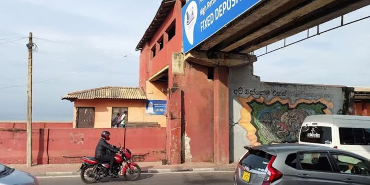 බම්බලපිටිය මැරීන් ඩ්‍රයිව් පාර වසාදැමේ! Sri Lanka Latest News