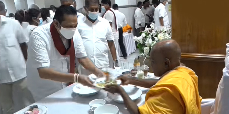 මහින්දගේ 78 වැනි උපන්දිනය වෙනුවෙන් දළදා මාලිගාවේ දානමය පින්කමක්! VIDEO I Sri Lanka Latest News