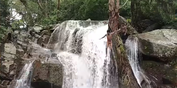 දුෂ්කර වැල්ලවායෙන් හිටි හැටියේ මතුවුණු සුන්දර දියඇල්ල! VIDEO I Sri Lanka Latest News