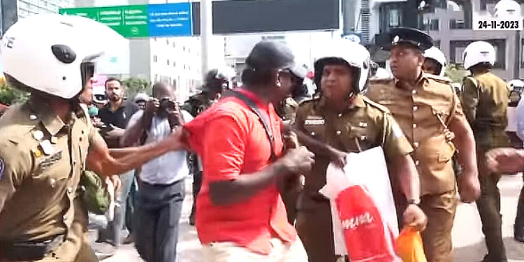 ”මූවත් ගන්න – මූවත් ගන්න” ඇමෙරිකානු තානාපති කාර්යාලය ළඟ විරෝධතා කළ පිරිස අත්අඩංගුවට ගත්තෙ මෙහෙමයි! VIDEO I Sri Lanka Latest News