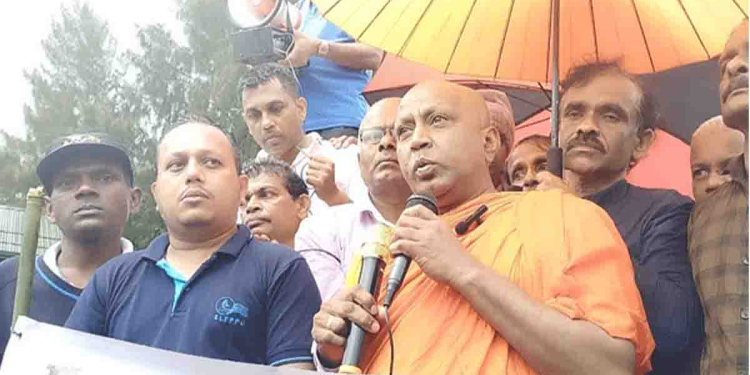 තැපැල් කාර්යාලය බේරගන්න මහ සෙනගක් නුවරඑළියට! පොලිසියත් පිරිලා! VIDEO I Sri Lanka Latest News