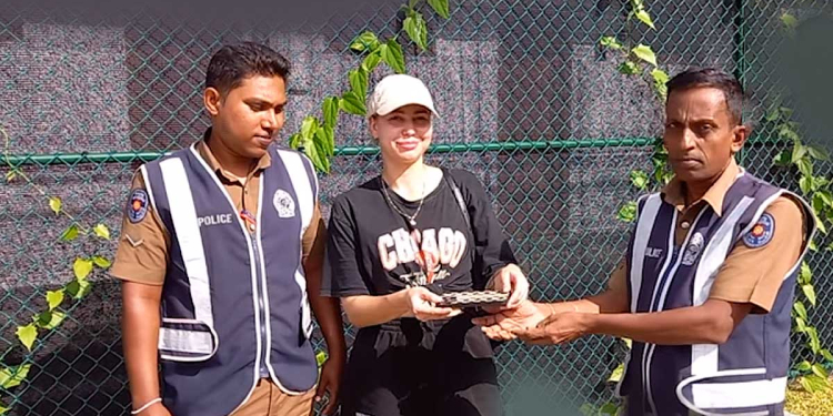 රුසියානු තරුණියකගේ ලක්ෂ හතරහමාරේ ෆෝන් එක නැතිවෙලා! පැය 24ක් යන්න කලින් ගාල්ල සංචාරක පොලිසියෙන් ෆෝන් එක හොයලා දීලා! VIDEO I Sri Lanka Latest News