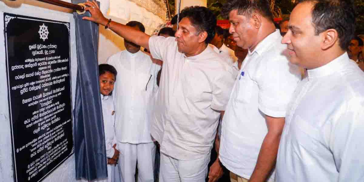 සජිත් සුනන්දාරාමයට එද්දී ෆේස්බුක් එකේ පුදුම උපදවන පුවත් දෙකක් දකී! එක පුවතක තිබ්බේ අසරණ අම්මා කෙනෙක් දරුවන් පාසල් යවන්න-දරුවන්ට කන්න දෙන්න දුක් විඳින පුවතක්! ඊළඟ පුවතෙ තිබ්බේ හිටපු ජනාධිපති තඩි කේක් ගෙඩියක් කපද්දි ඉන්න ජනාධිපතිතුමා හැපි බර්ත්ඩේ කියනවා! දසලක්ෂ ගණන් ජනතාවක් හාමතේ ඉද්දී පාලකයන්ට මෙහෙම කේක් කපන්න පුළුවන්ද? මෙන්න 2019 වැරදි තීන්දු ගත්ත එකේ පළවිපාක! PHOTOS & VIDEO I Sri Lanka Latest News