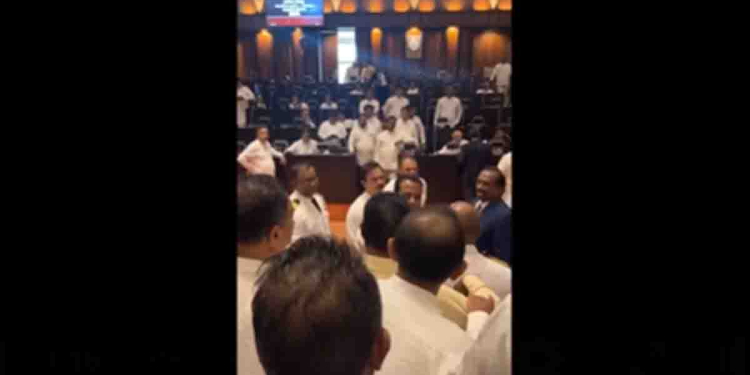 රට බංකොලොත් කරපු රාජපක්ෂවරුන්ට එරෙහිව විපක්ෂනායක සජිත් යෝජනාව ගෙනෙද්දී පොහොට්ටුව කැළඹෙයි! කෑගහයි! මඩ ගහයි! සනත් නිශාන්ත සජිත්ට ගහන්න ළඟටම එයි! විපක්ෂ මන්ත්‍රීවරු සජිත්ව වටකරගනී! කතානායක වහාම සභාව අත්හිටුවයි! VIDEO I Sri Lanka Latest News‍
