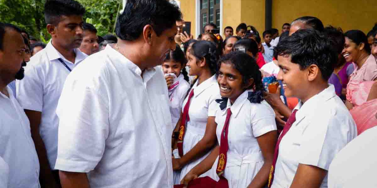 රටේ පාලකයන් කරන වංචා දූෂණ දැනගන්න අයිතිය තියෙන්නේ වැඩිහිටියන්ට විතරද? පාසල් දූදරුවන් දැනගන්න ඕන නැද්ද? නොනවතින රැල්ලේ 42 වන සුහුරු පන්ති කාමරය ලග්ගල දරුවන්ට පරිත්‍යාග කරමින් විපක්ෂනායක සජිත් ප්‍රශ්නයක් අහයි! VIDEO & PHOTOS I Sri Lanka Latest News