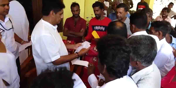 වෙන කාට කියන්නද? කවුරුවත් ගමට එන්නෙ නෑ මහත්තයෝ! විල්ගමුවේ පන්සලකට ගිය විපක්ෂනායක වට කරගත්ත මිනිස්සු ලියුම් දිදී විපක්ෂනායකට දුක කියයි! VIDEO I Sri Lanka Latest News