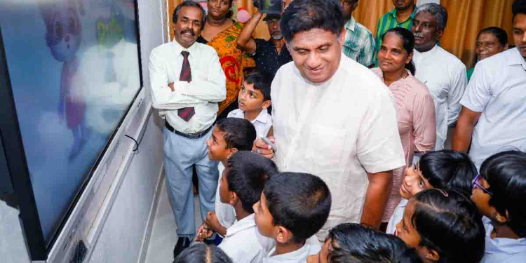 රට බංකොලොත් කළ නායකයන් ගැන අධිකරණය දීපු තීන්දුව ගැන සිසු දරුවන්ට කියන්න එපාලු! රටේ දරුවන්ට මේ ගැන දැනගන්නට අයිතියක් තියෙනවා! දැන් ඒ බංකොලොත් කරපු එක නායකයෙක්ගෙ පුතෙක් කියනවා පාර්ලිමේන්තුවේ සජීවී විකාශයත් නවත්තන්න කියලා! මේ හදන්නේ රටෙන්ම ඇත්ත හංගන්න! 50 වැනි ස්මාර්ට් පන්ති කාමරය සිසුන්ට පවරමින් සජිත් රට බංකොලොත් කළ අය ගැනයි බංකොලොත්කමින් මිදෙන හැටි ගැනයි දරුවන්ට කියා දෙයි! VIDEO & PHOTOS I Sri Lanka Latest News