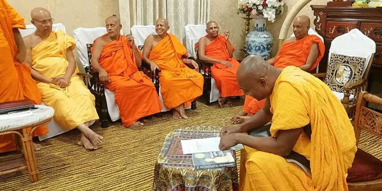 ආයෙමත් ධර්මය විකෘති කරන්නේ නෑ! සිරි සමන්තභද්‍ර හිමියෝ මල්වතු මහනාහිමි ඉදිරියේ වැඳ ‌නමස්කාර කොට ‌පොරොන්දු වෙයි! මේ දෙවැනි අවස්ථාව! ආයේ සමාවක් දෙන්නේ නෑ! මල්වතු නාහිමියෝ සමන්තභද්‍ර හිමිට දැනුම් දෙයි! Sri Lanka Latest News