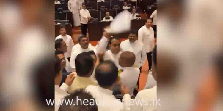 පාර්ලිමේන්තුවේ කිසිම දවසක නොවිච්ච දෙයක්! රාජපක්ෂවරුන්ට එරෙහි යෝජනාව සජිත් ඉදිරිපත් කරද්දී ඉස්සරහට ඇවිත් බාධා කරපු රාජ්‍ය ඇමැති සනත් නිශාන්ත සජිත්ගේ ප්‍රශ්නය උදුරගනී! මෙන්න වීඩියෝව! I Sri Lanka Latest News‍