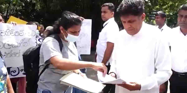 නිලධාරීන්ගේ වරදින් රස්සා නැතිවූ උපාධිධාරීන් 465 දෙනෙක් පාර්ලිමේන්තු වටරවුමේදී උද්ඝෝෂණ කරද්දී පාර්ලිමේන්තු යන ගමන නවත්වා විපක්ෂනායක සජිත් උද්ඝෝෂකයන් සමග කතාකරයි! පොරොන්දු වූ විදිහටම යළිත් වතාවක් පාර්ලිමේන්තුවේදී ප්‍රශ්නය ගැන අවධානය යොමුකරවයි! VIDEO I Sri Lanka Latest News‍