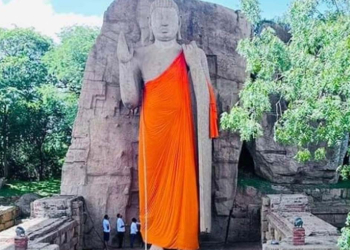 අවුකන බුද්ධ ප්රතිමාවට සිවුරක් ඇන්දවූ අමරානන්ද පළමුවරට මාධ්යයට කතා කරයි! ‘මම දන්නේ නෑ’ කියයි! VIDEO I Sri Lanka Latest News