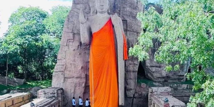 අවුකන බුද්ධ ප්‍රතිමාවට සිවුරක් ඇන්දවූ අමරානන්ද පළමුවරට මාධ්‍යයට කතා කරයි! ‘මම දන්නේ නෑ’ කියයි! VIDEO I Sri Lanka Latest News
